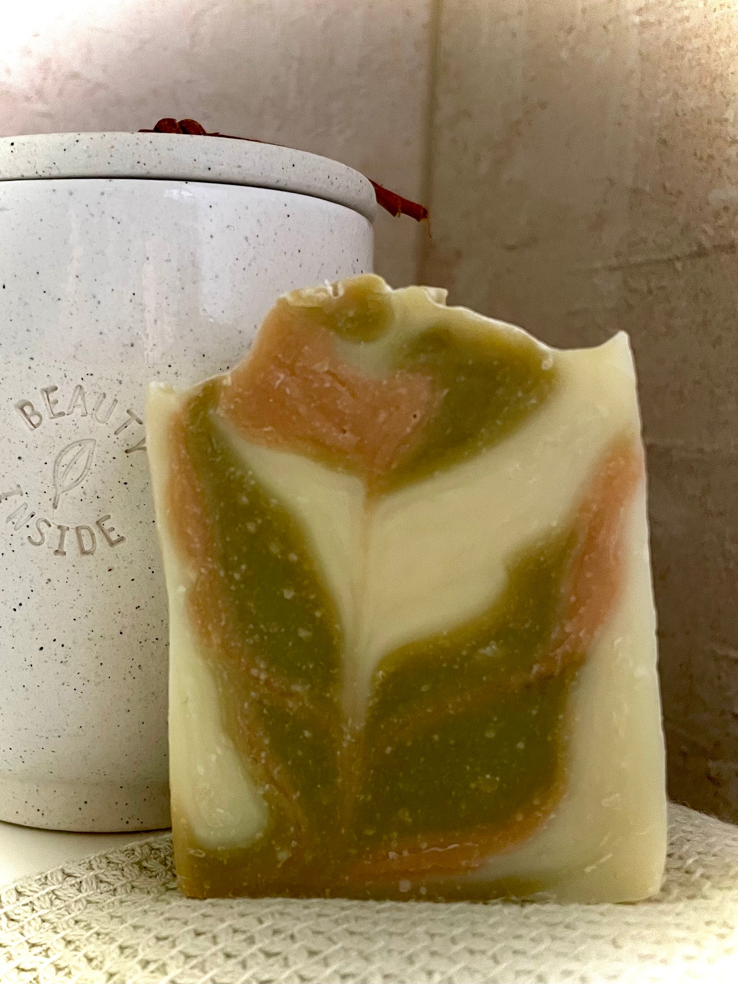 Savon naturel à la spiruline et argile orange, fabrication artisanale