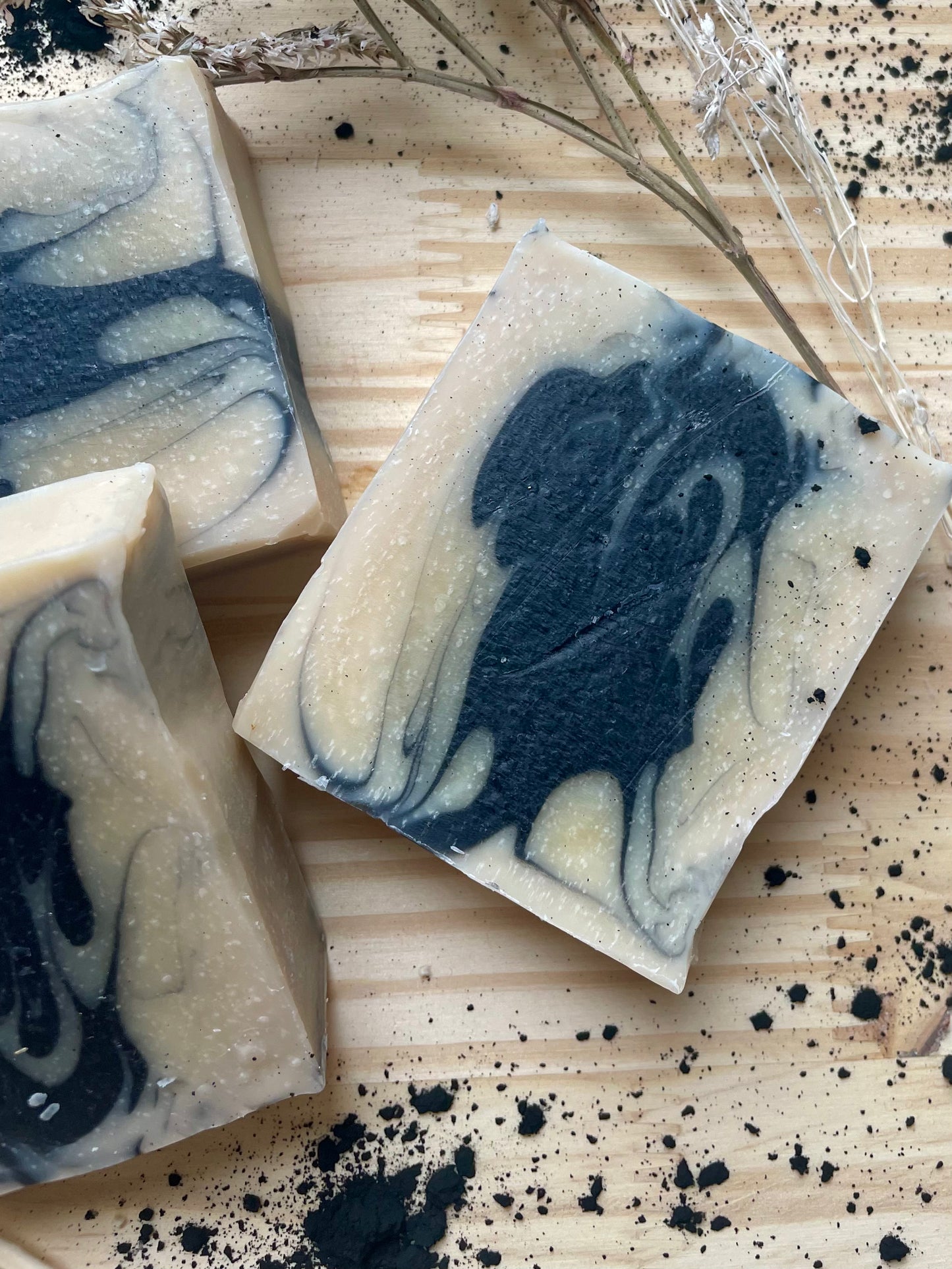 Savon saponifié à froid Terre Fumée, notes mystiques